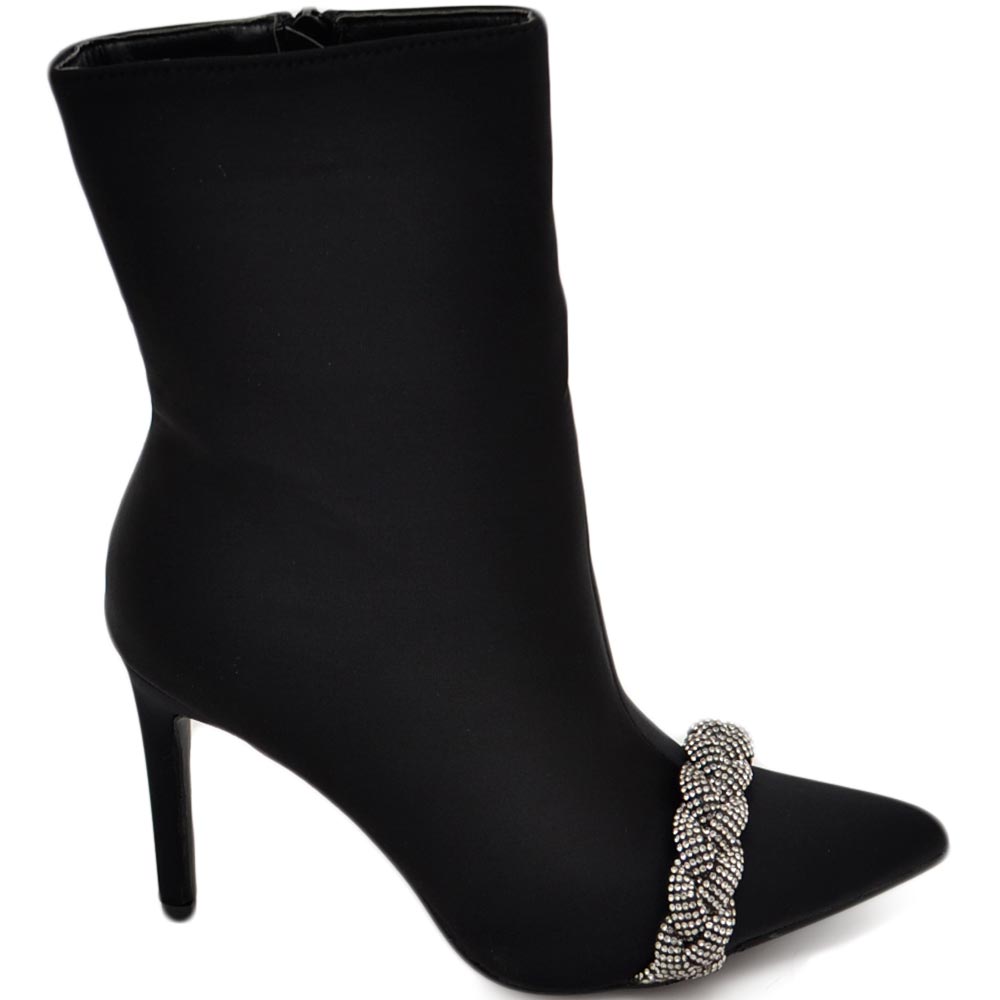 Tronchetto donna in raso nero con gioiello luminoso fascia in punta tacco a spillo 12 rigido sopra la caviglia .