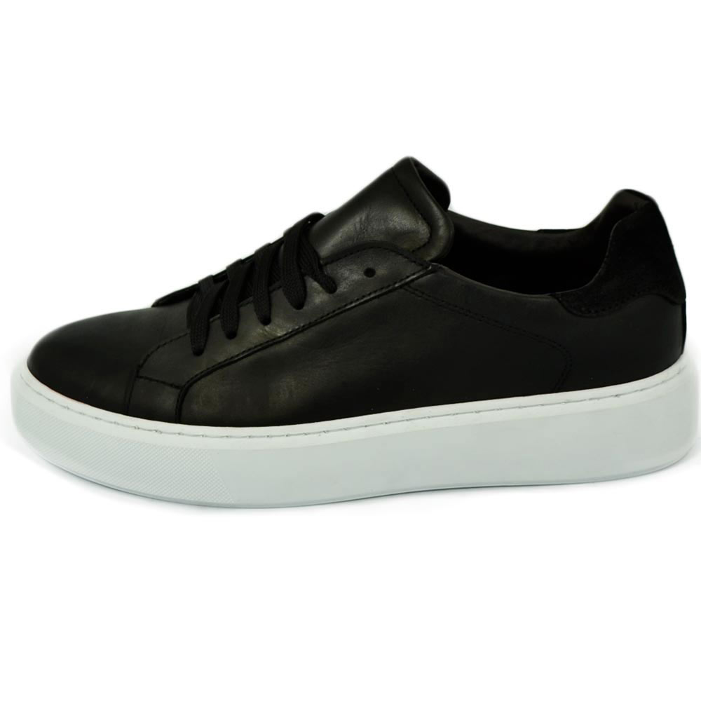 Sneakers uomo basic in vera pelle nero con talloncino camoscio e lacci