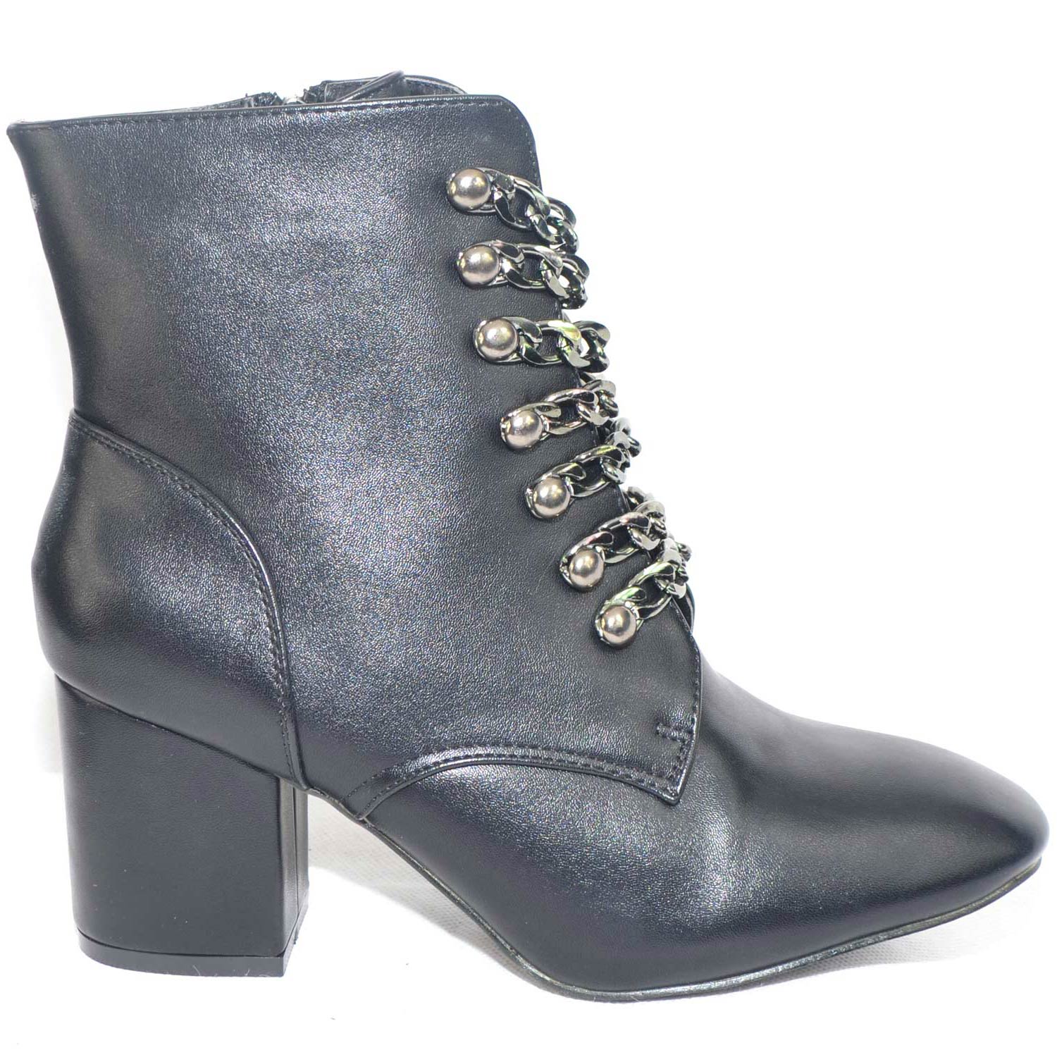 Tronchetto donna in pelle nero con catene tacco comodo.