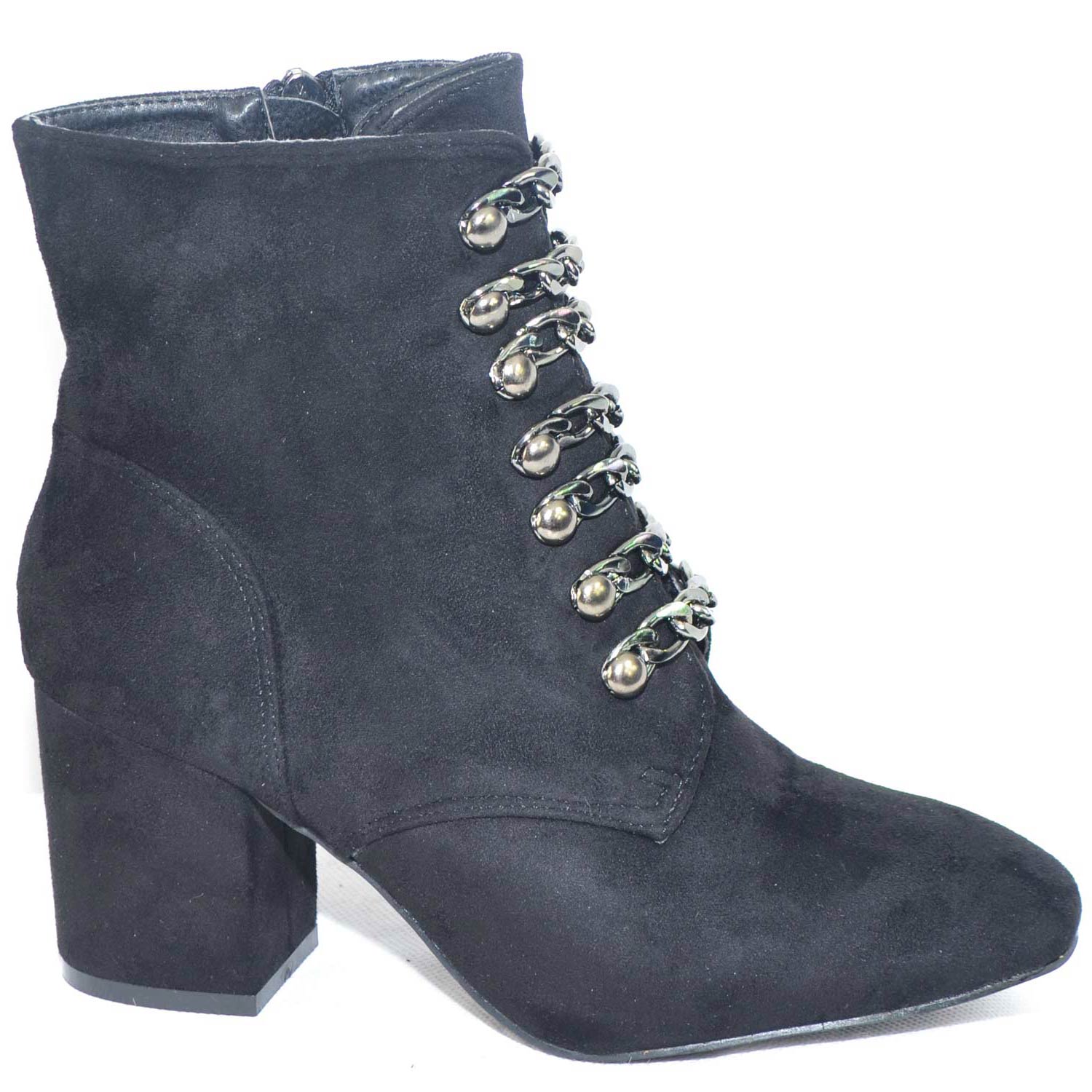 Tronchetto donna in camoscio nero con catene tacco comodo.