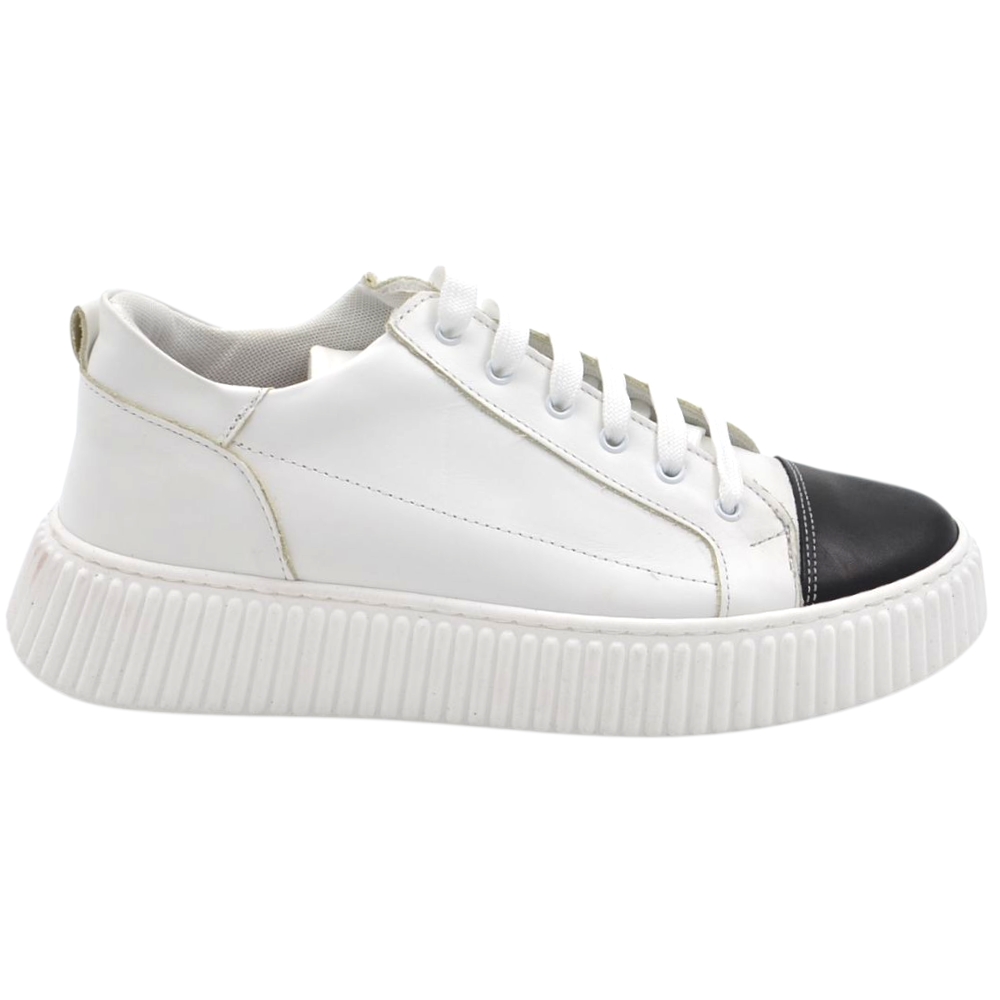Sneakers uomo in vera pelle di vitello bianco punta nera con suola EVA in gomma eva lacci casual made in Italy