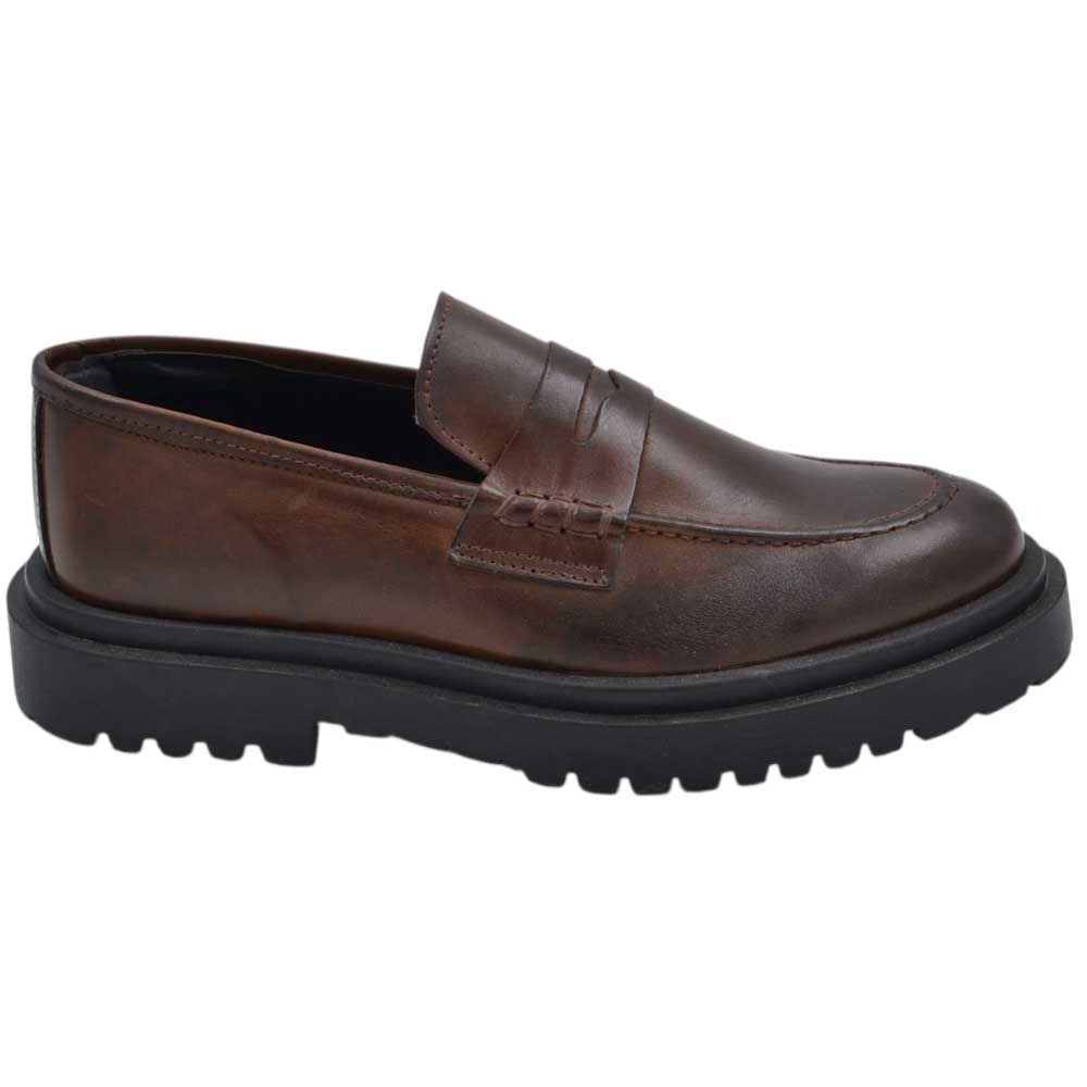 Scarpe uomo mocassino con bendina nero in vera pelle spazzolata punta effetto vintage fondo alto gomma zigrinato.