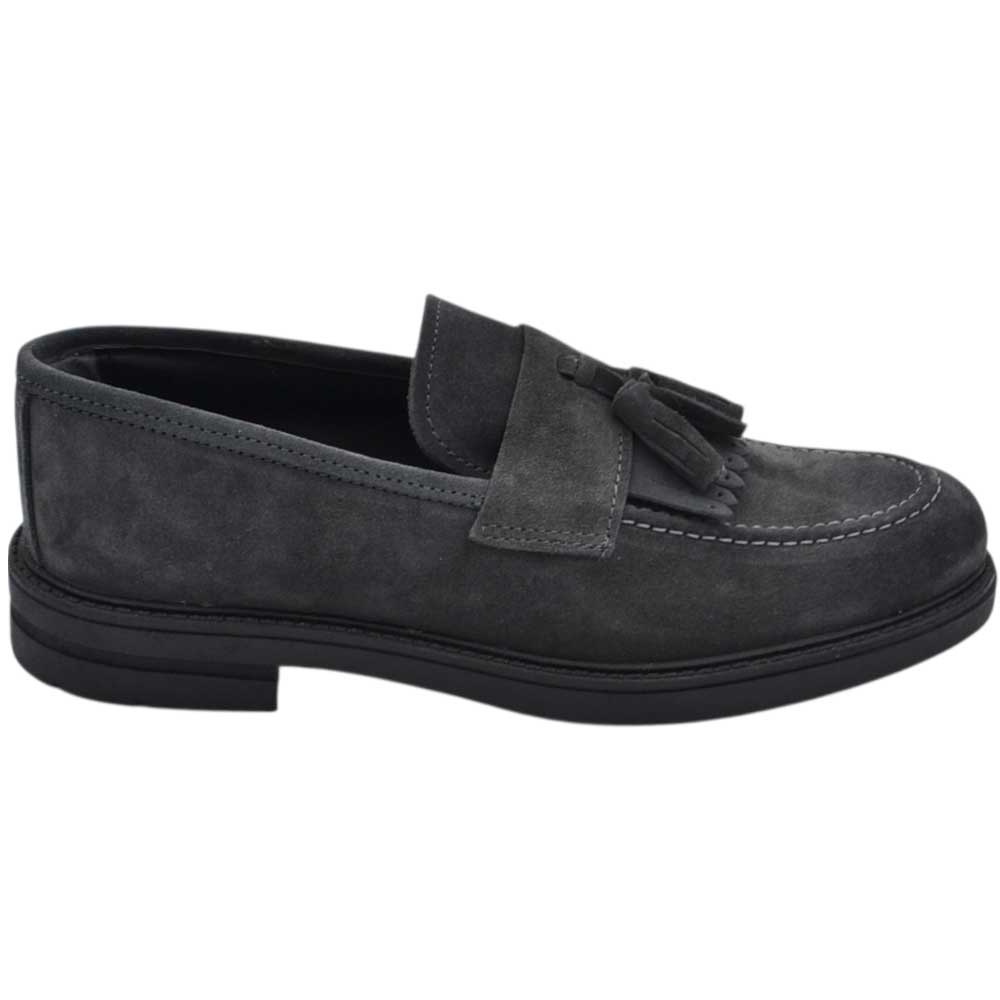 Scarpe uomo mocassino con bendina e bon bon grigio in vera pelle scamosciata business fondo gomma zigrinato alto.