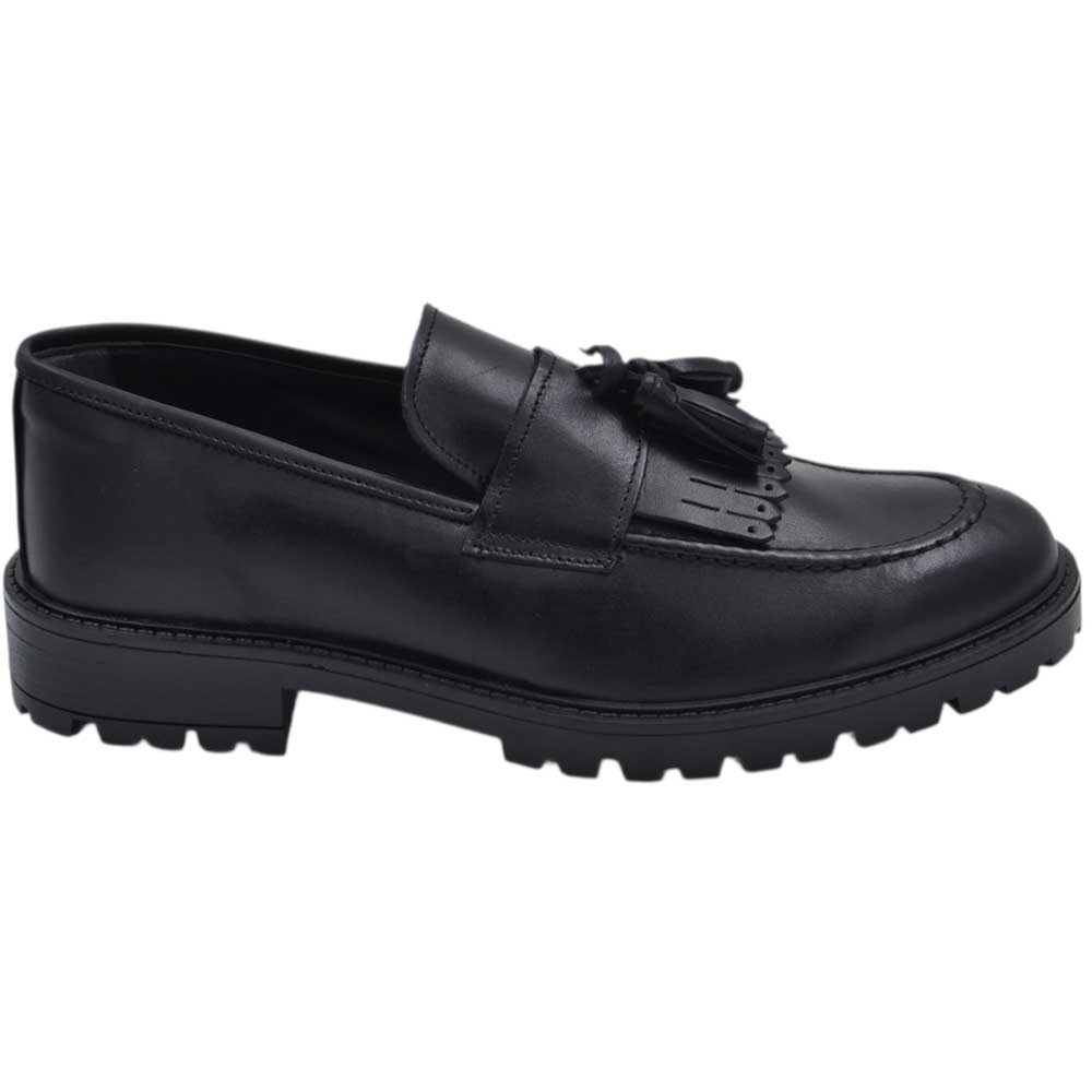 Scarpe uomo mocassino con bendina e bon bon nero in vera pelle spazzolata business fondo gomma zigrinato alto.