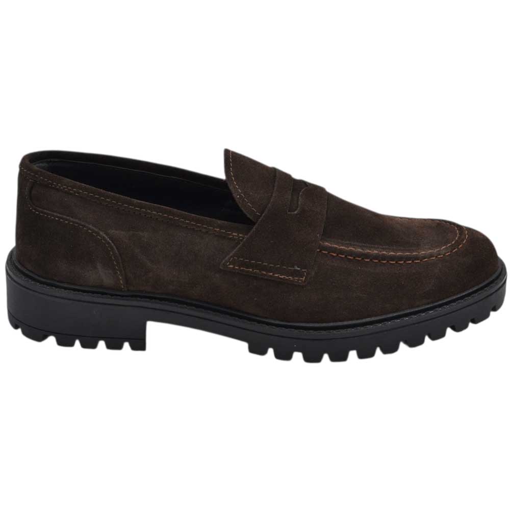 Scarpe uomo mocassino con bendina marrone in vera pelle scamosciata business fondo gomma zigrinato alto.