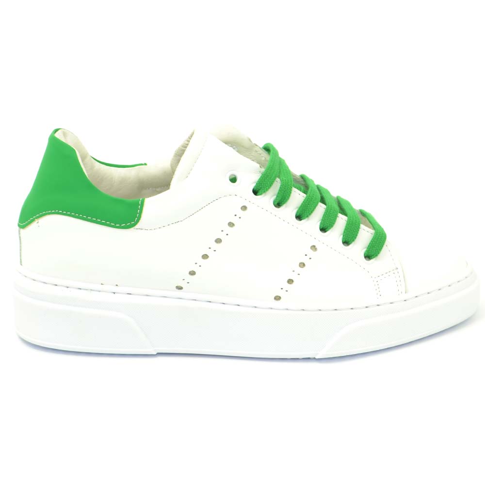 Sneakers bassa uomo bianca in vera pelle riporto verde fluo e lacci in tinta fondo army bianco moda uomo made in italy.