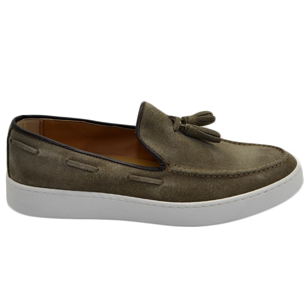 Mocassini uomo slip on classico sportivo in vera pelle camoscio beige cuciture intrecciato bon bon fondo bianco alto.