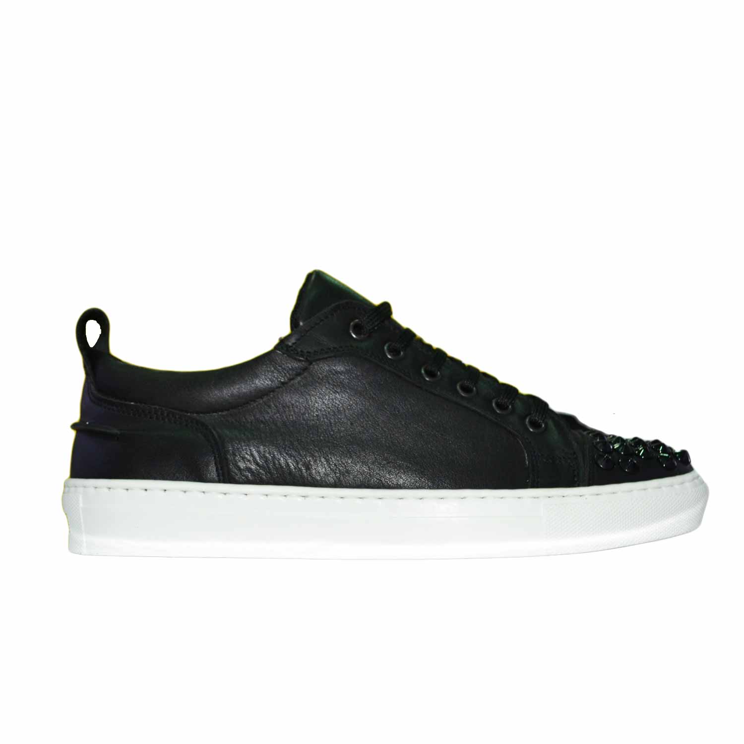 Scarpe Uomo basse vera pelle liscia vitello nero con borchie sulla punta nero con fondo bianco