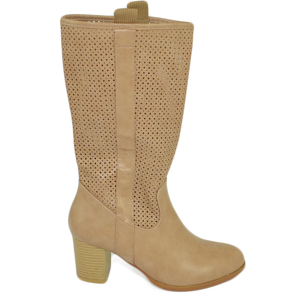 Stivali donna estivi taupe beige gambale forato tacco comodo 5 cm altezza polpaccio striscia casual fresco moda.