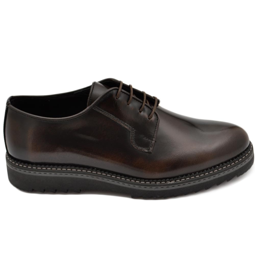 Scarpe stringate uomo classico sportivo in vera pelle liscia semilucida marrone derby con suola alta zigrinata bicolore