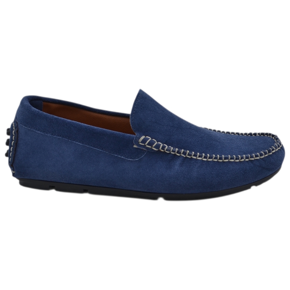 Mocassino car shoe uomo in camoscio blu avio senza laccetti con cuciture a vaschetta e gommini sul tallone.
