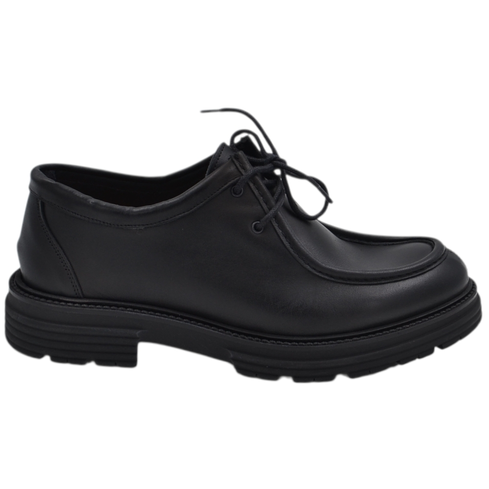 Scarpa stringata uomo derby in pellame opaco nero con vaschetta in rilievo e suola roccia dentellata.