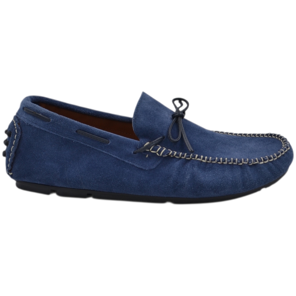 Mocassino car shoe uomo in camoscio blu avio con laccetto cuciture a vaschetta e gommini sul tallone.