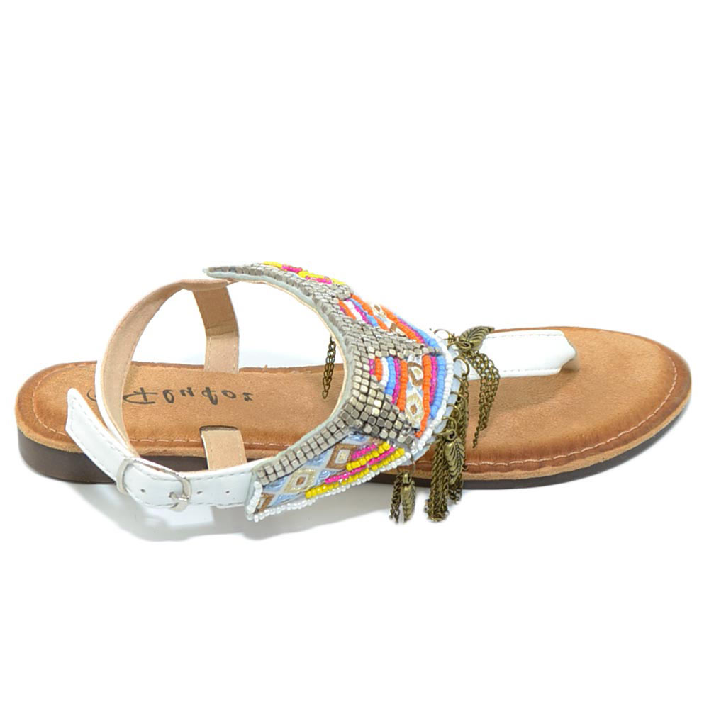Sandalo basso ibiza bianco basso infradito con frange, corallini e piume allacciato alla caviglia moda comfort estate.