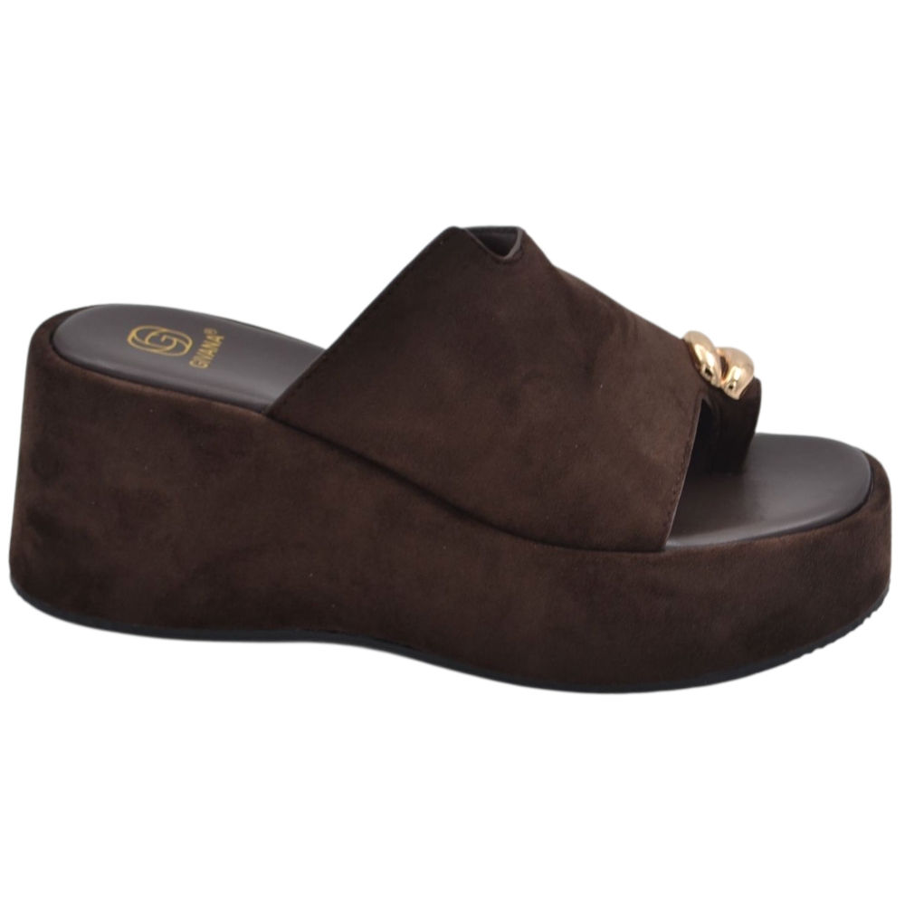 Zeppa donna in camoscio marrone con tacco 8 cm e plateau 3,5 cm infradito dettaglio gioiello oro.