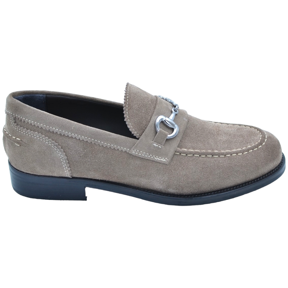 Scarpe mocassino uomo elegante morsetto argento vera pelle scamosciato beige suola cuoio antiscivolo cerimonia evento	