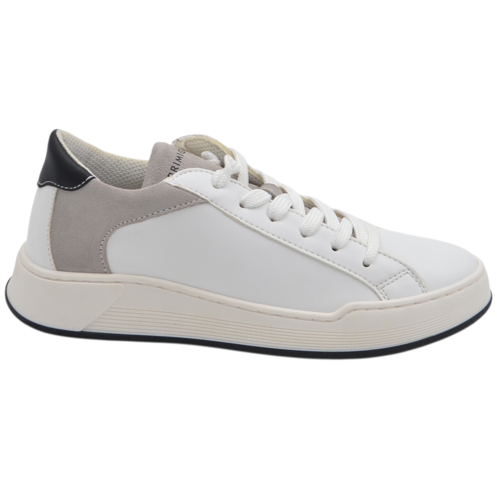 Sneakers da bambino Primigi in vera pelle bianca con inserti scamosciati grigi e dettagli neri.