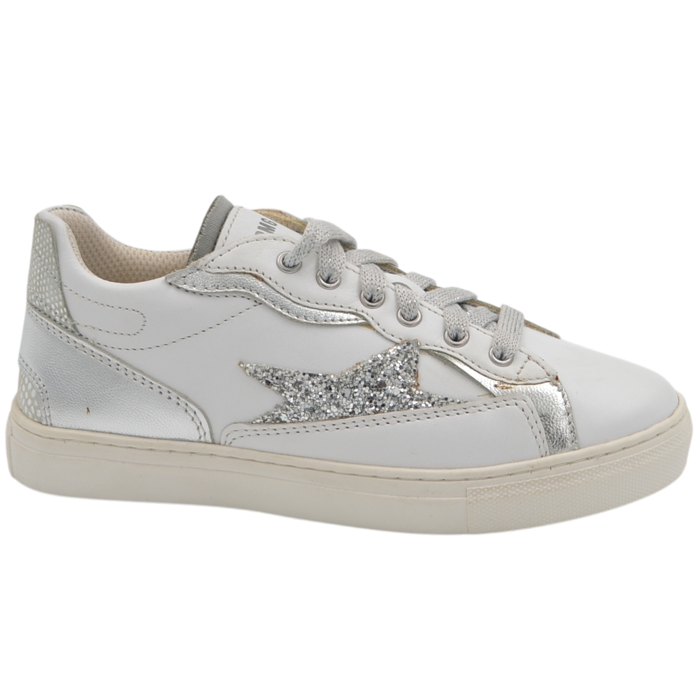 Sneakers da bambina Primigi bianche in pelle con stella glitter argento e dettagli laminati.