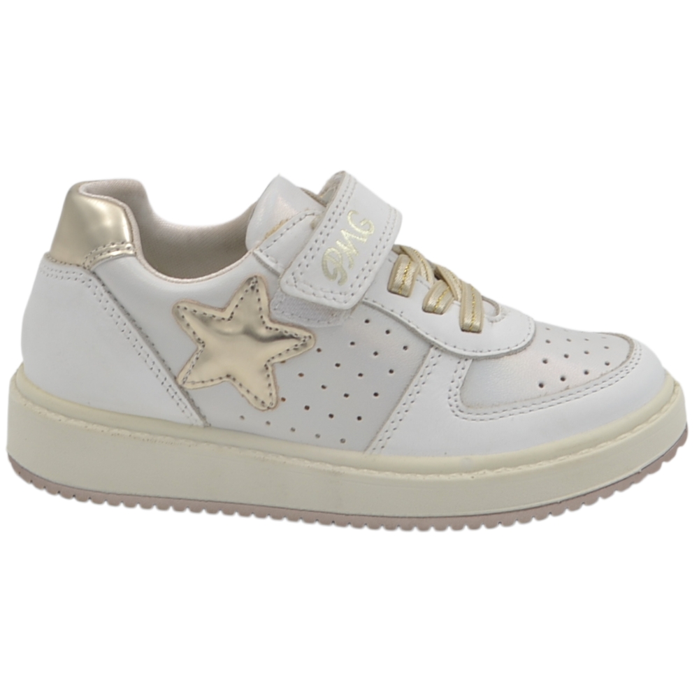 Sneakers da bambina Primigi bianche in vera pelle con stella dorata traforature e lacci elastici.