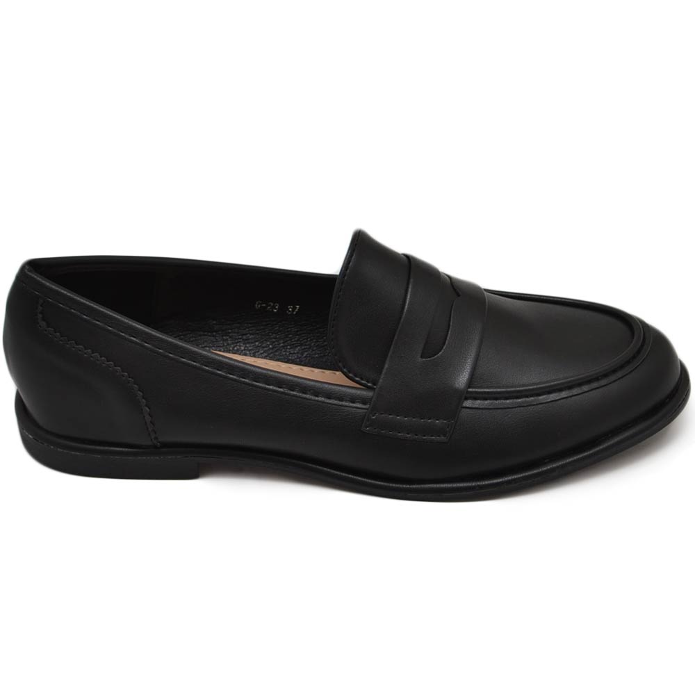 Mocassino donna collage inglese con bendina in pelle nero opaco suola in gomma antiscivolo.