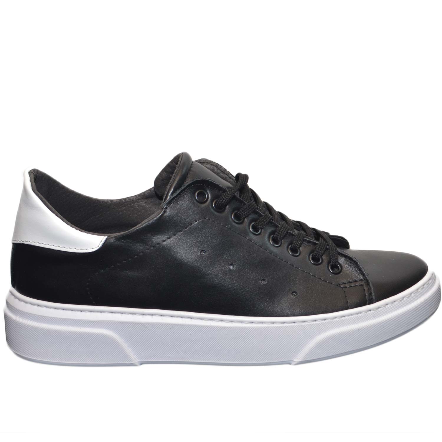 Scarpe uomo sneakers bassa invernale vera pelle bianco fondo nera linea basic made in italy handmade moda giovanile .