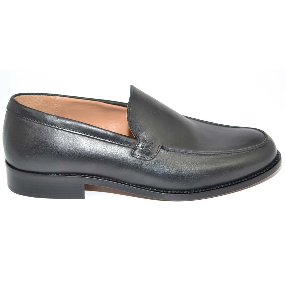 Mocassino uomo liscio classico vera pelle di nappa nero morbidissima con fondo cuoio artigianale fatti a mano in italia