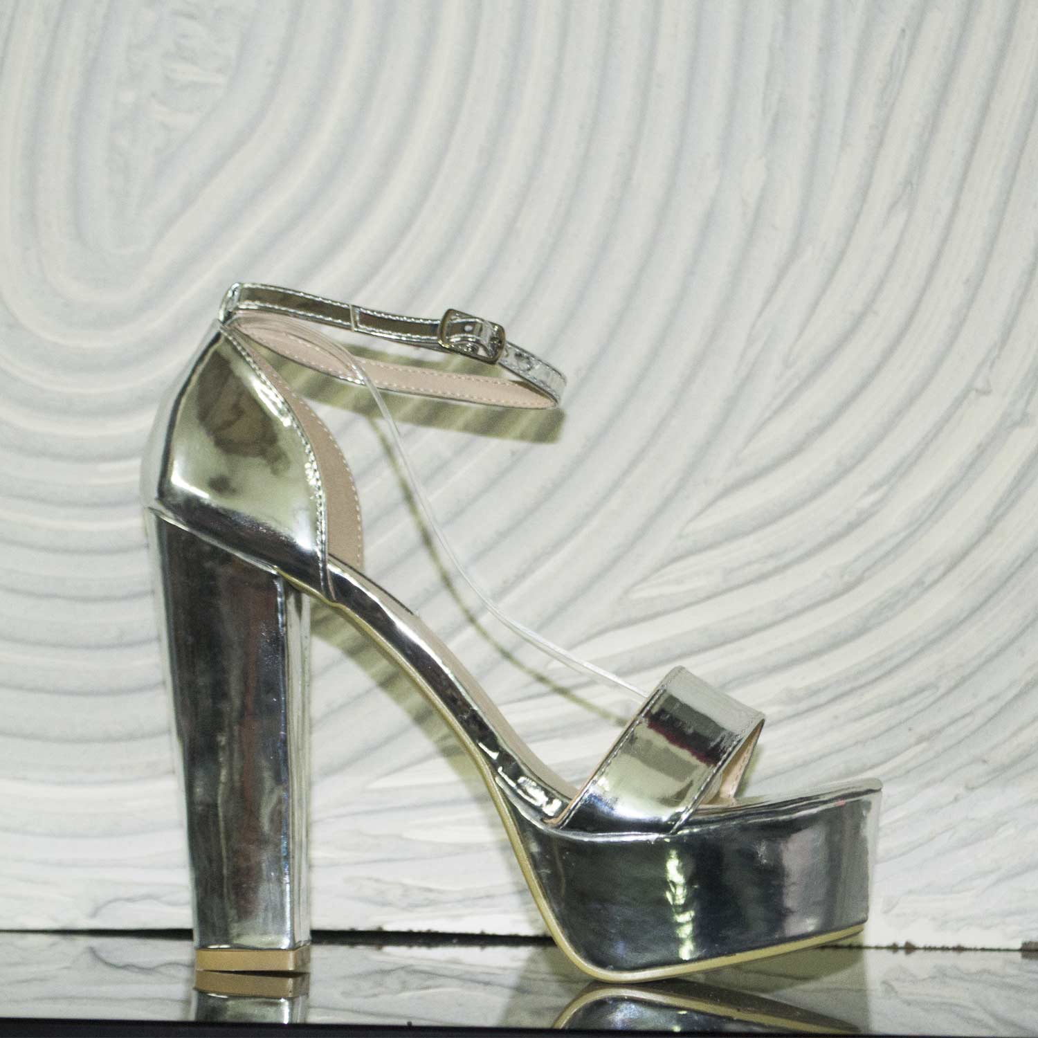 Scarpe donna alte sandalo tacco argento laminato monocromo chic glamour ...