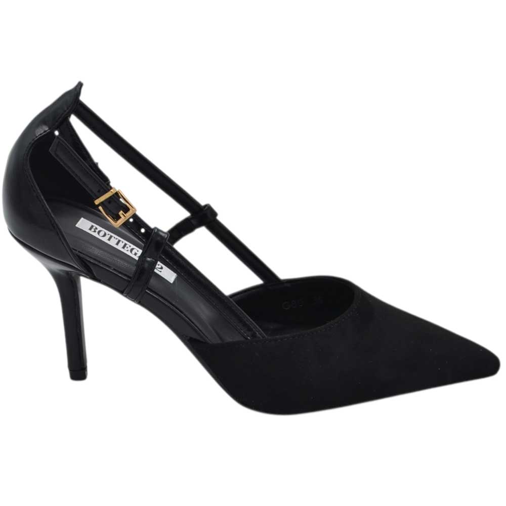 Decollete donna a punta in camoscio e pelle nera con tacco a spillo 10 con aperture laterali e cinturino regolabile.