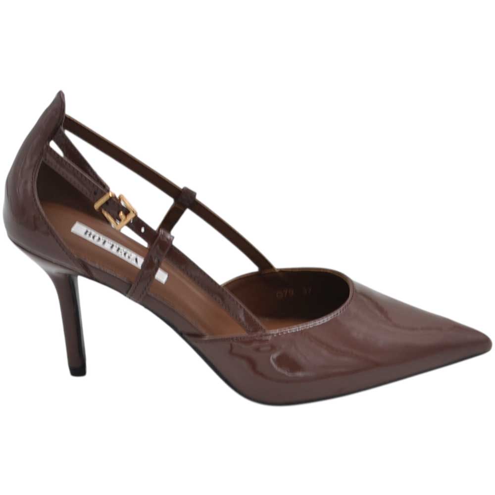 Decollete donna a punta in vernice marrone chiaro con tacco a spillo 10 con aperture laterali e cinturino regolabile.