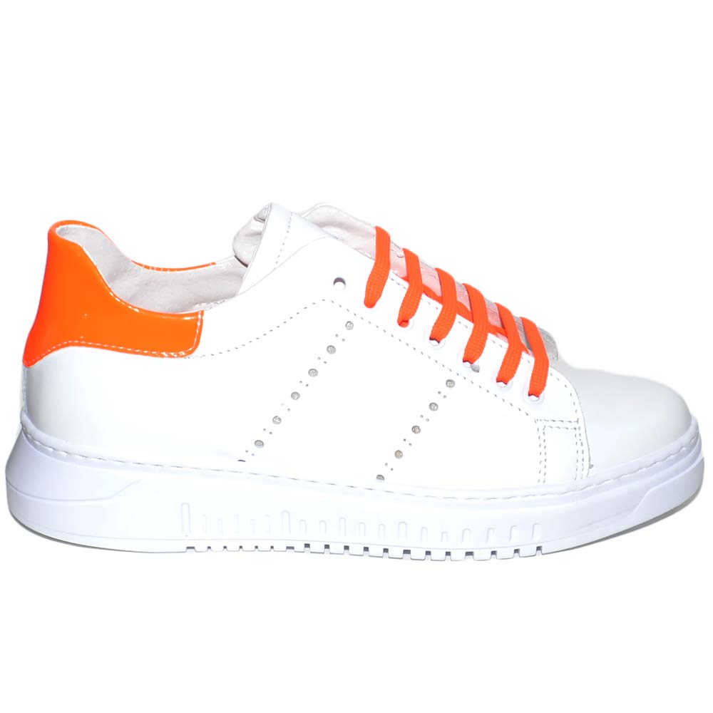 Sneakers bassa uomo bianca in vera pelle riporto arancio fluo e lacci in tinta fondo army bianco moda uomo made in italy.