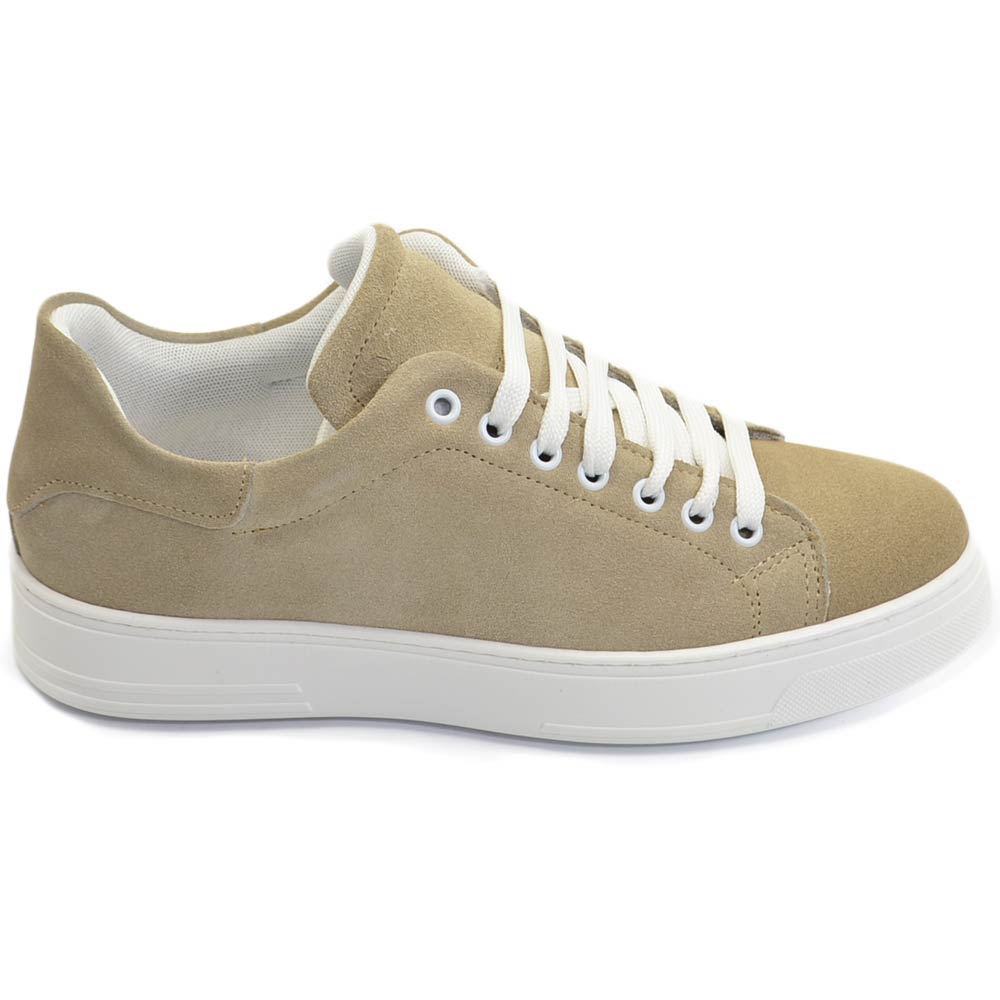 Scarpa sneakers bassa uomo basic vera pelle scamosciata beige linea basic fondo in gomma bianco moda casual.