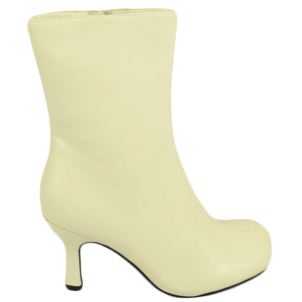 Stivaletto donna tronchetto beige nude con tacco a spillo basso stiletto a punta squadrata moda tendenza .