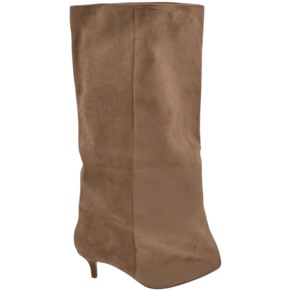 Stivale donna in camoscio beige con gambale tubolare largo overwide punta e tacco kitten stiletto 4 cm.