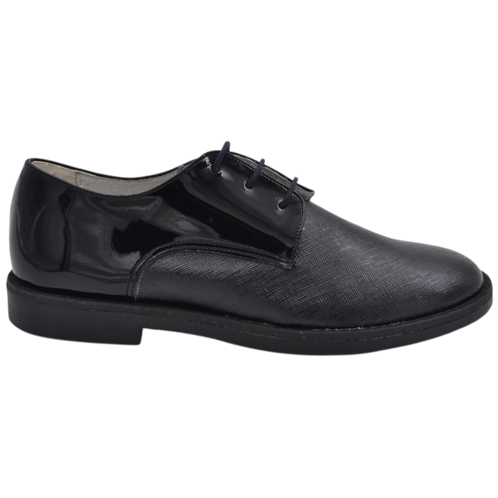 Scarpe eleganti da bambino blu notte in pelle con lavorazione saffiano e dettagli in vernice lucida.