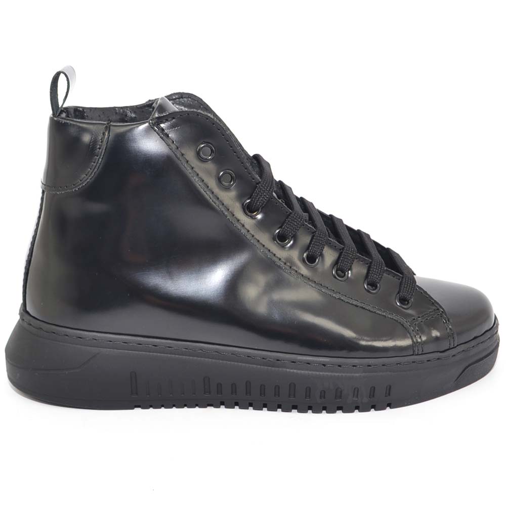 Sneakers alta uomo in vera pelle abrasivata nera a stivaletto spazzolata a mano con fondo alto nero made in italy