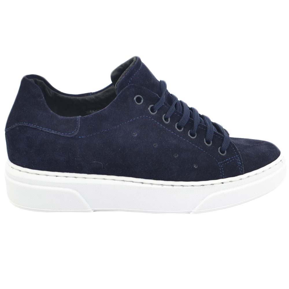 Sneakers uomo bassa linea basic in vera pelle scamosciata  blu notte e lacci in tinta fondo basic bianco