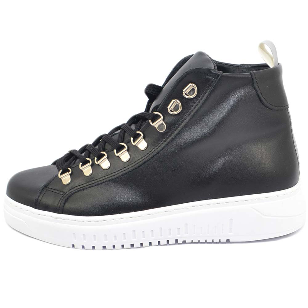 Sneakers uomo alta nera in vera pelle abrasivata nera con ganci in acciaio clip estivo fondo army bianco made in italy