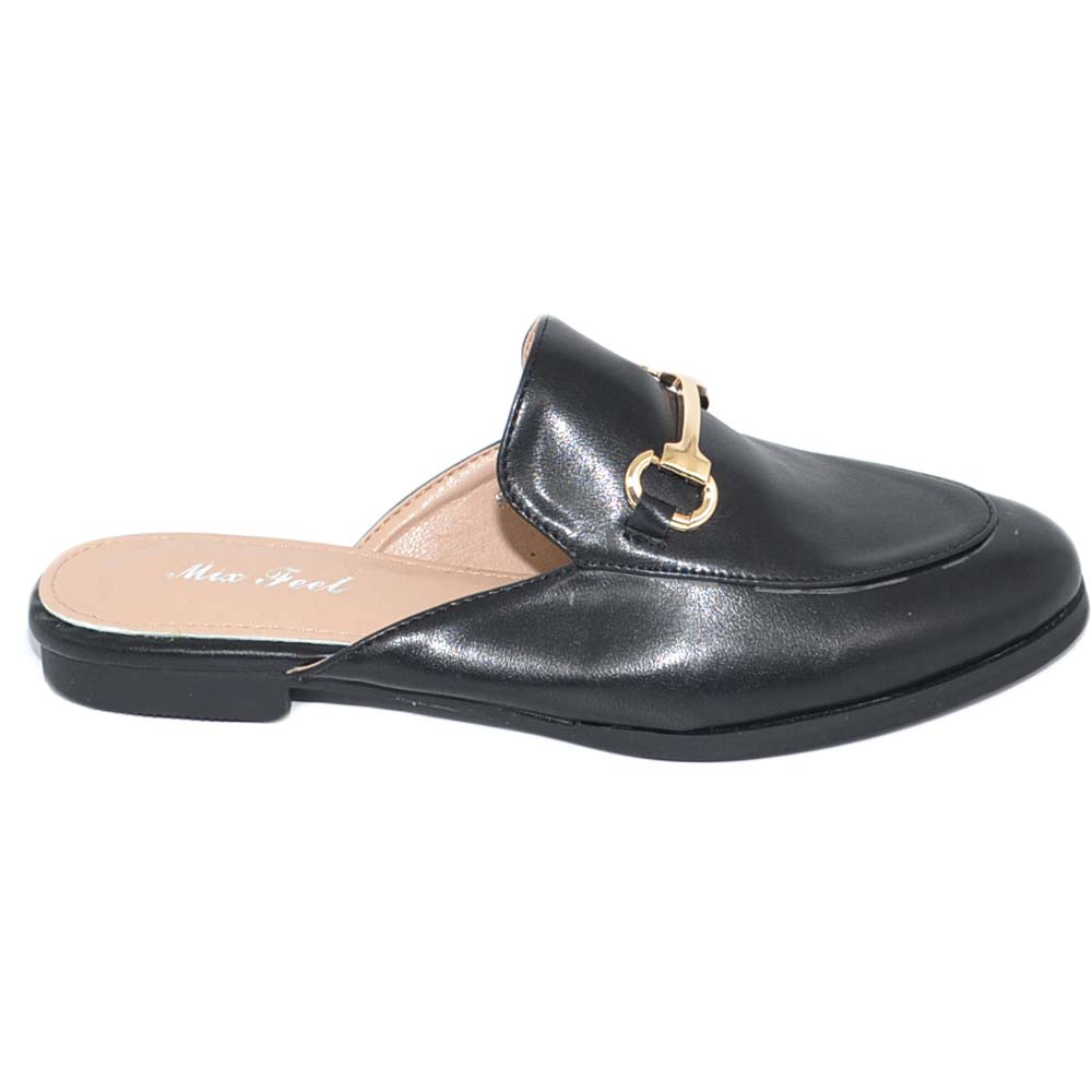 Sabot mocassino college donna con tallone scoperto e accessorio metallico oro raso terra glamour moda comodo