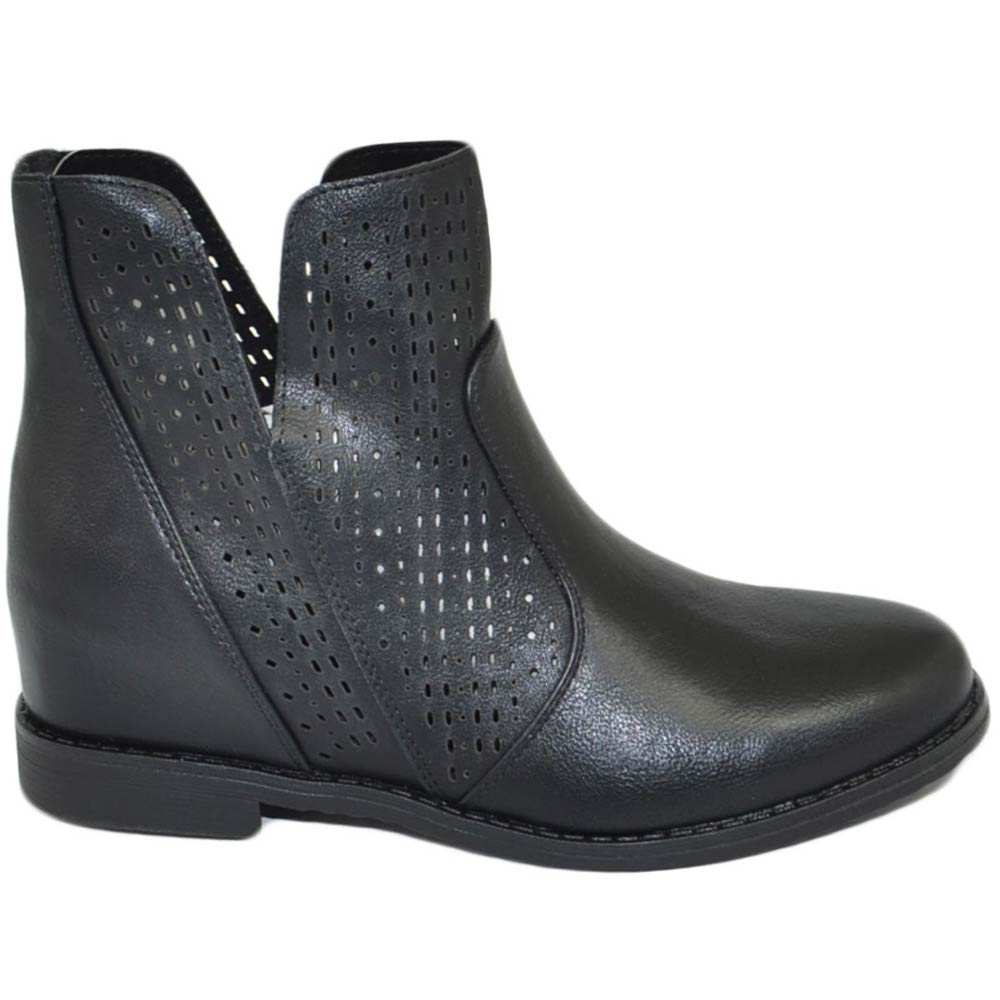 Stivale donna corto estivo nero in pelle forata a laser con zeppa para interna linea basic comodo fresco moda