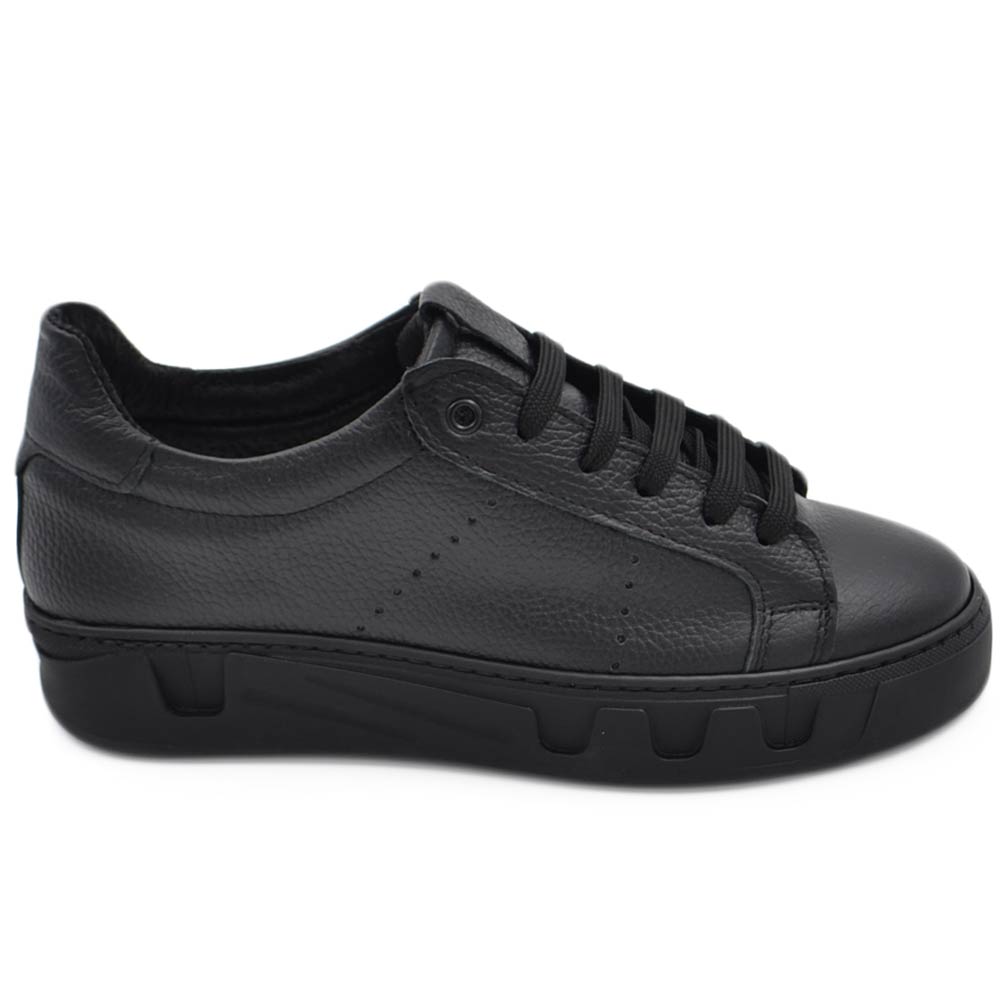 Scarpa sneakers bassa uomo basic vera pelle liscia nera linea basic fondo in gomma nera alto PASOL casual.