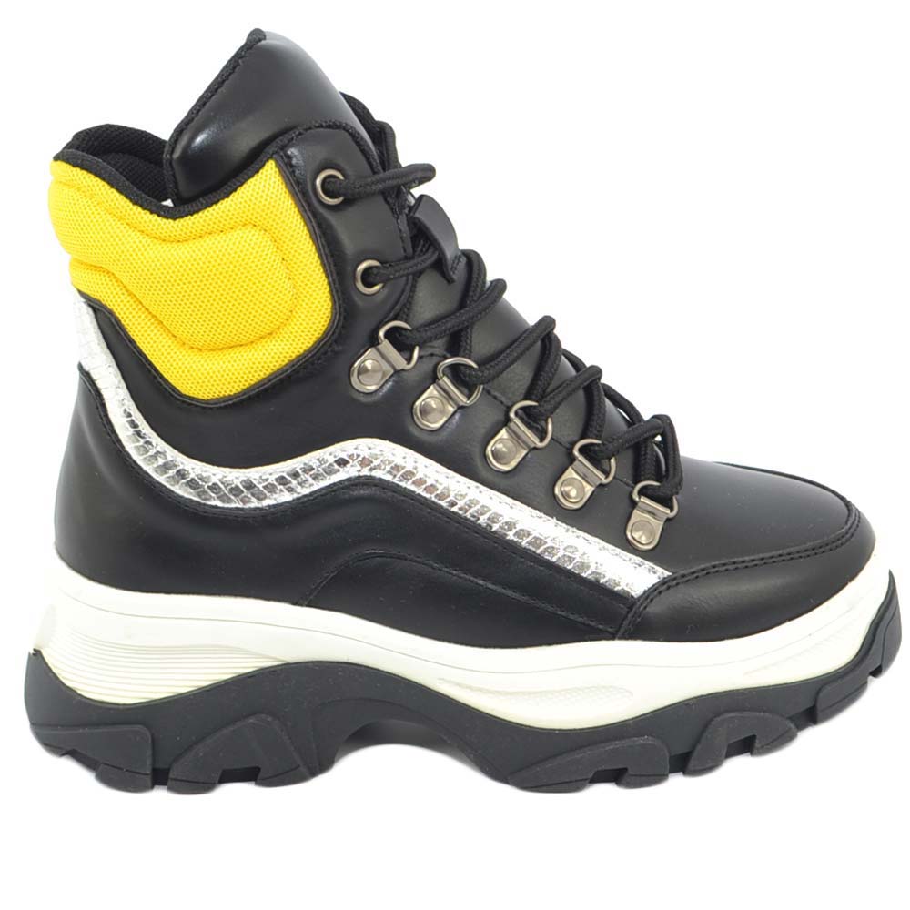 Sneakers alta donna nera con fondo buff bicolore platform e ganci in acciaio retro giallo moda street underground .