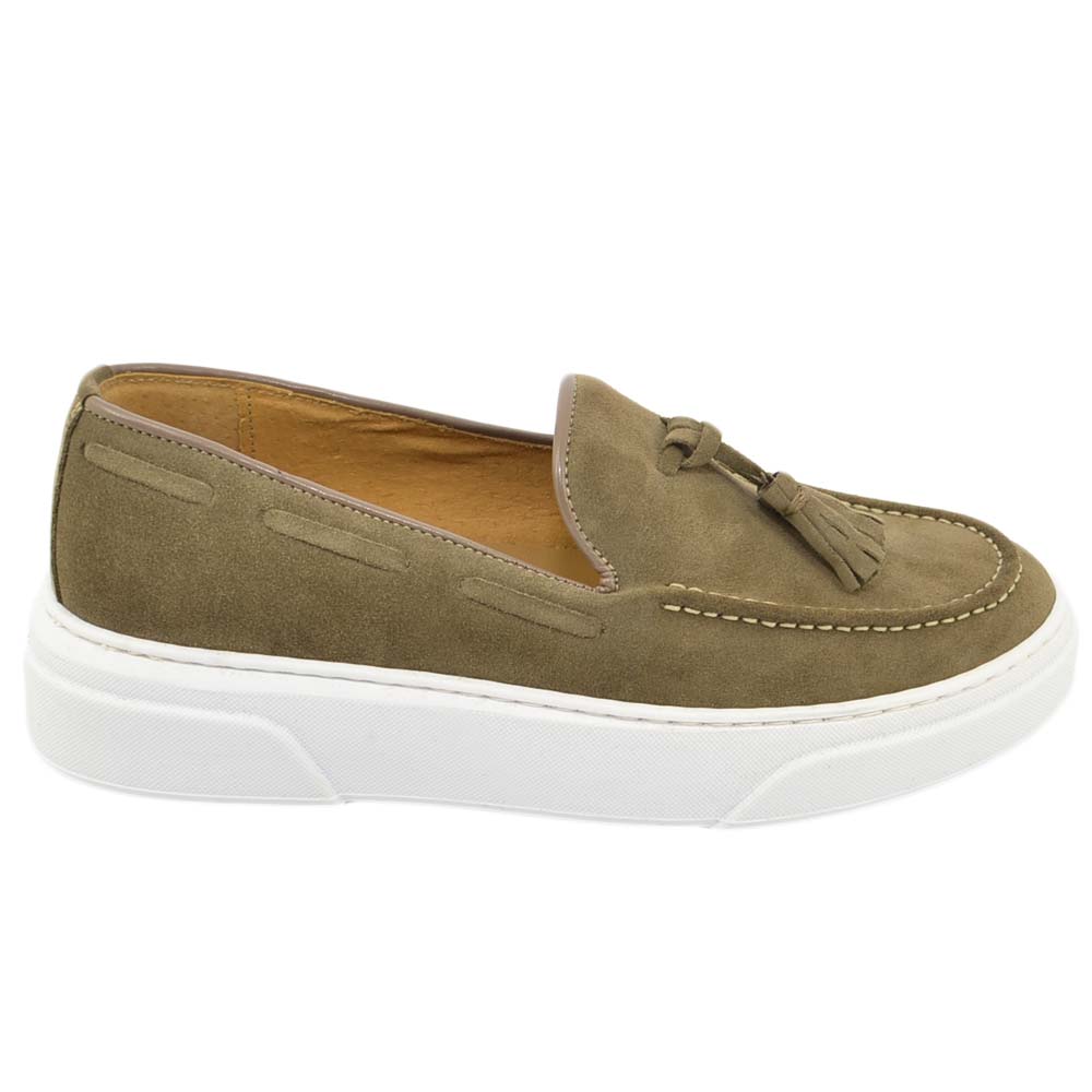 Mocassini uomo slip on classico sportivo in vera pelle beige scamosciata cuciture in punta e bon bon fondo bianco alto.