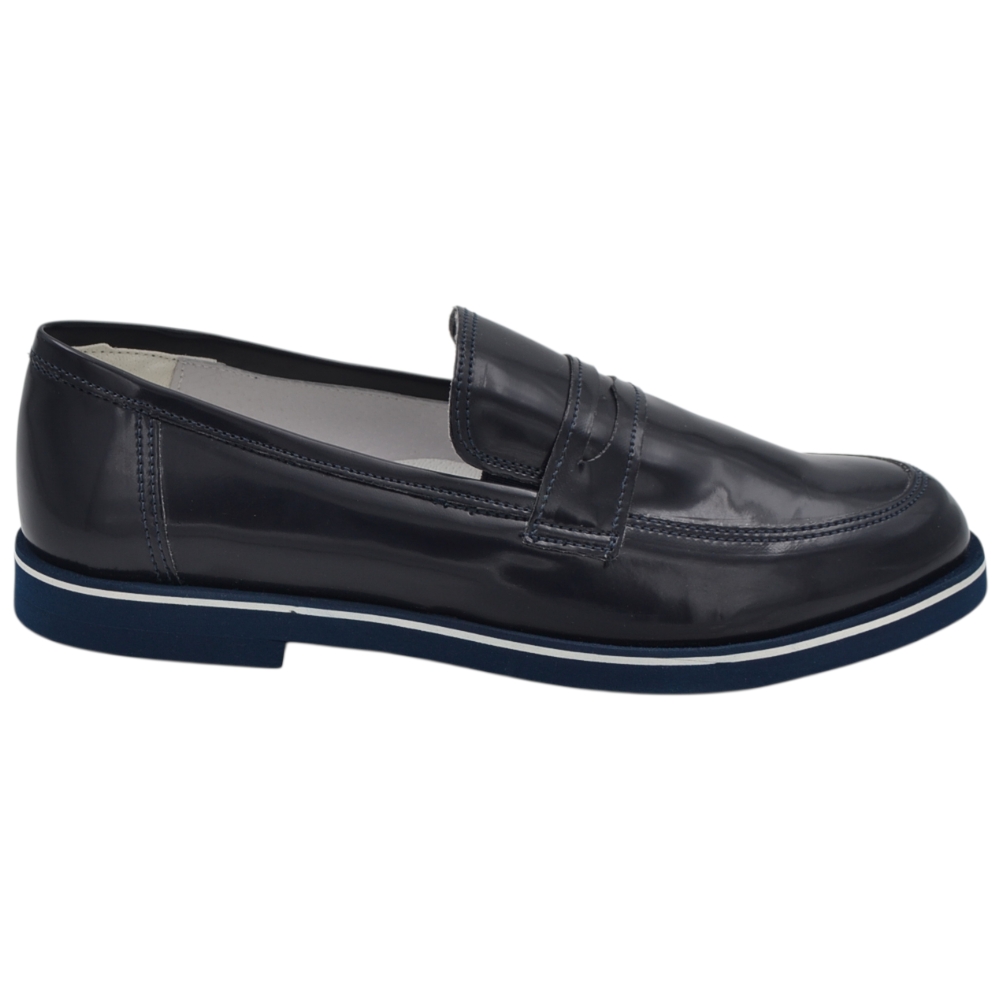 Mocassini da bambino blu notte in vera pelle lucida modello Penny Loafer con suola bicolore.