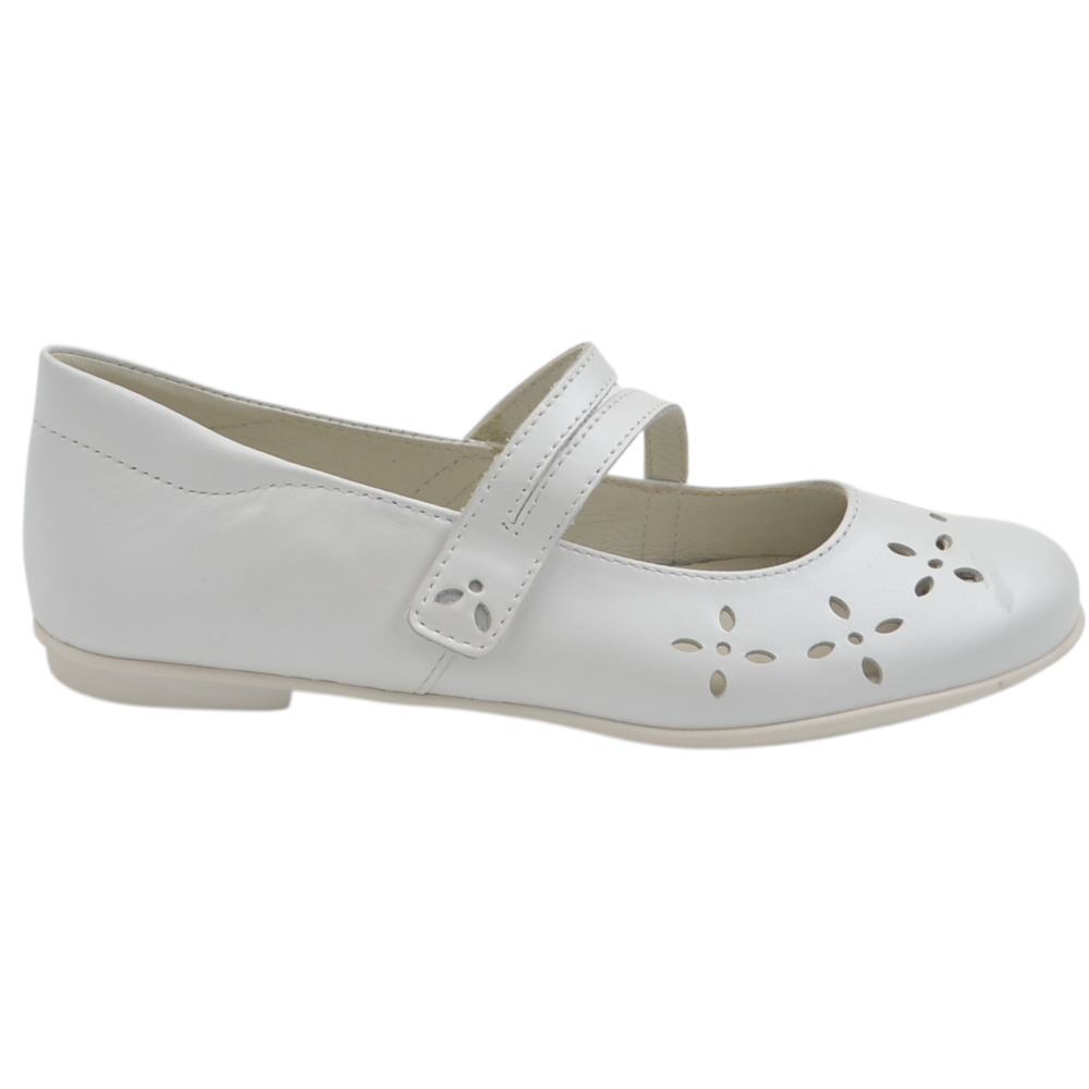 Ballerine da bambina Primigi bianche Mary Jane in pelle con trafori floreali e cinturino a strappo.