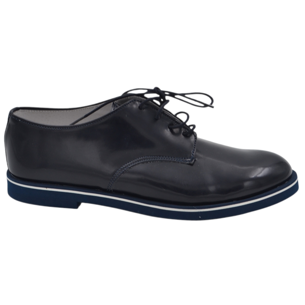 Scarpe eleganti da bambino blu notte in vera pelle lucida modello Derby con suola bicolore.