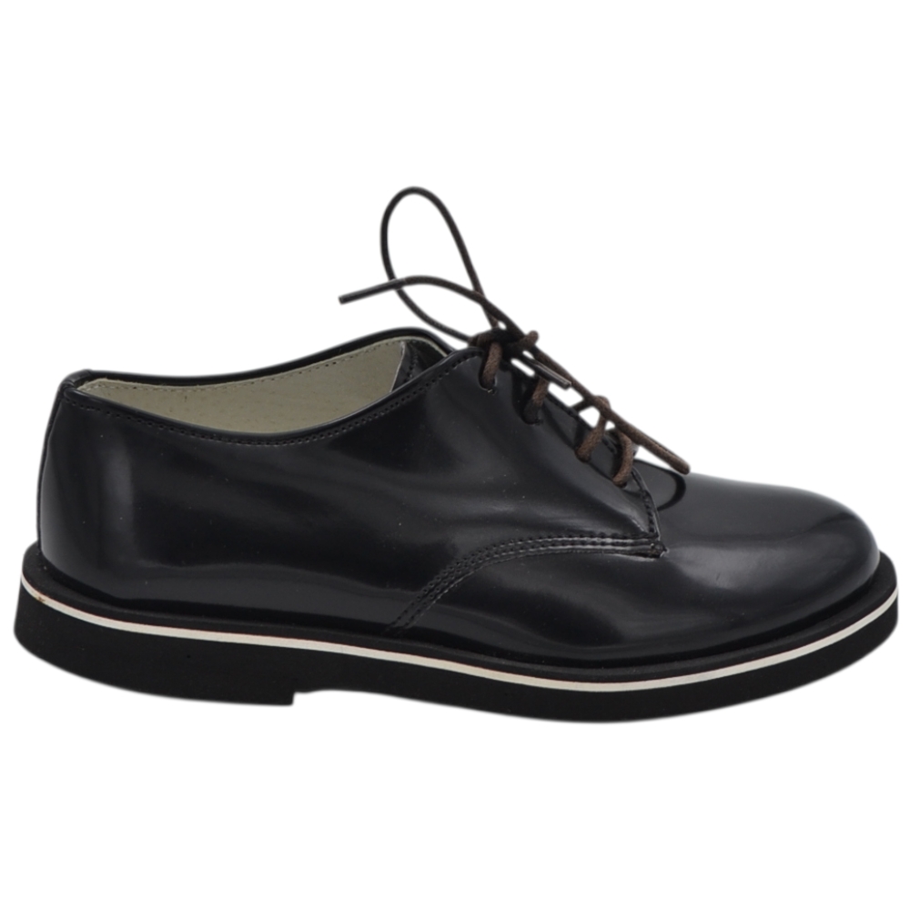 Scarpe eleganti da bambino nere in vera pelle lucida modello Derby con suola bicolore.