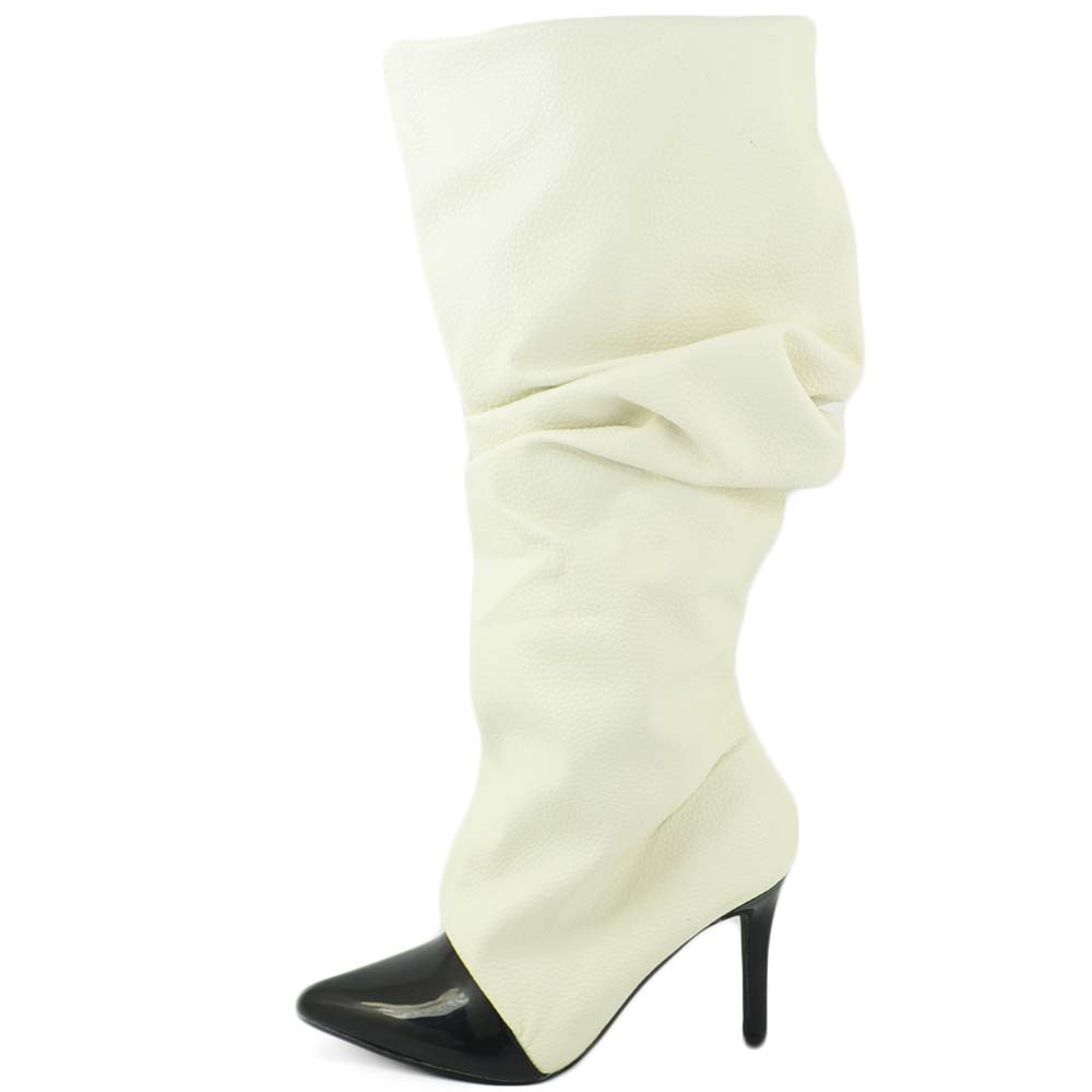 Stivali donna bianco a punta lucida in pelle opaca arricchiati alteza ginocchio tacco a spillo 10 moda linea marcglam.