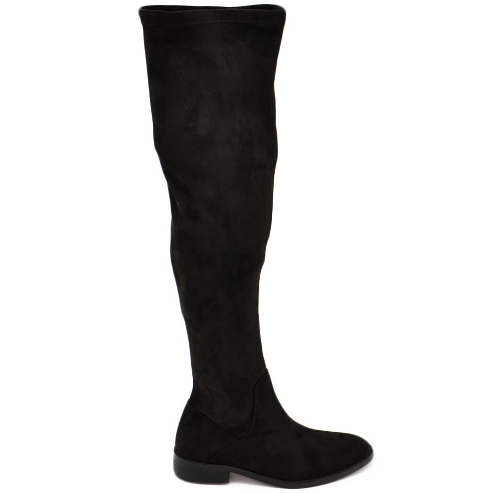 Stivale donna alto a punta nero sopra al ginocchio in camoscio effetto calzino suola gomma bassa moda tendenza street.