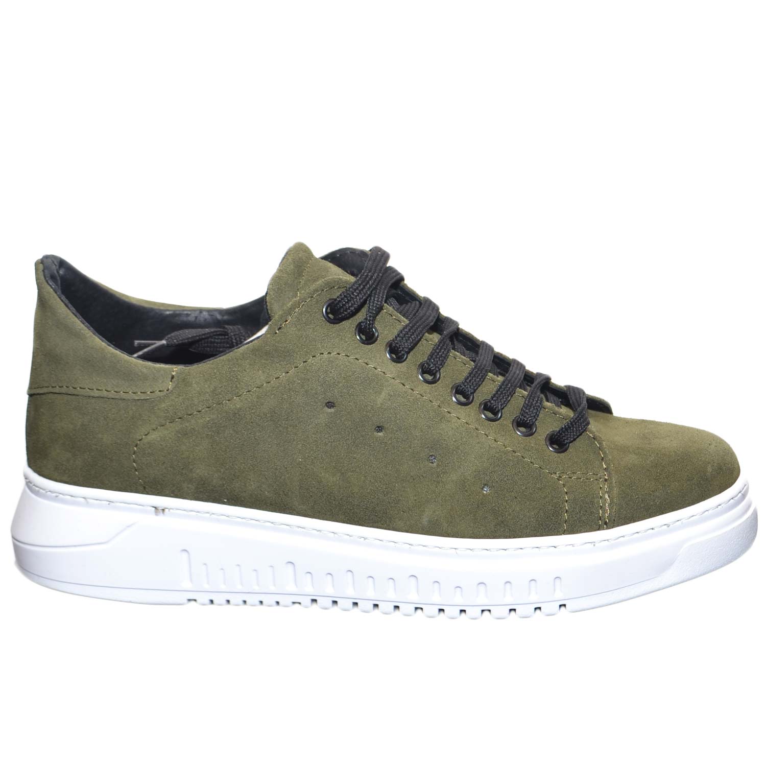 Sneakers scarpe uomo bassa linea basic in vera pelle camoscio verde militare con fondo army bianco e laccio nero