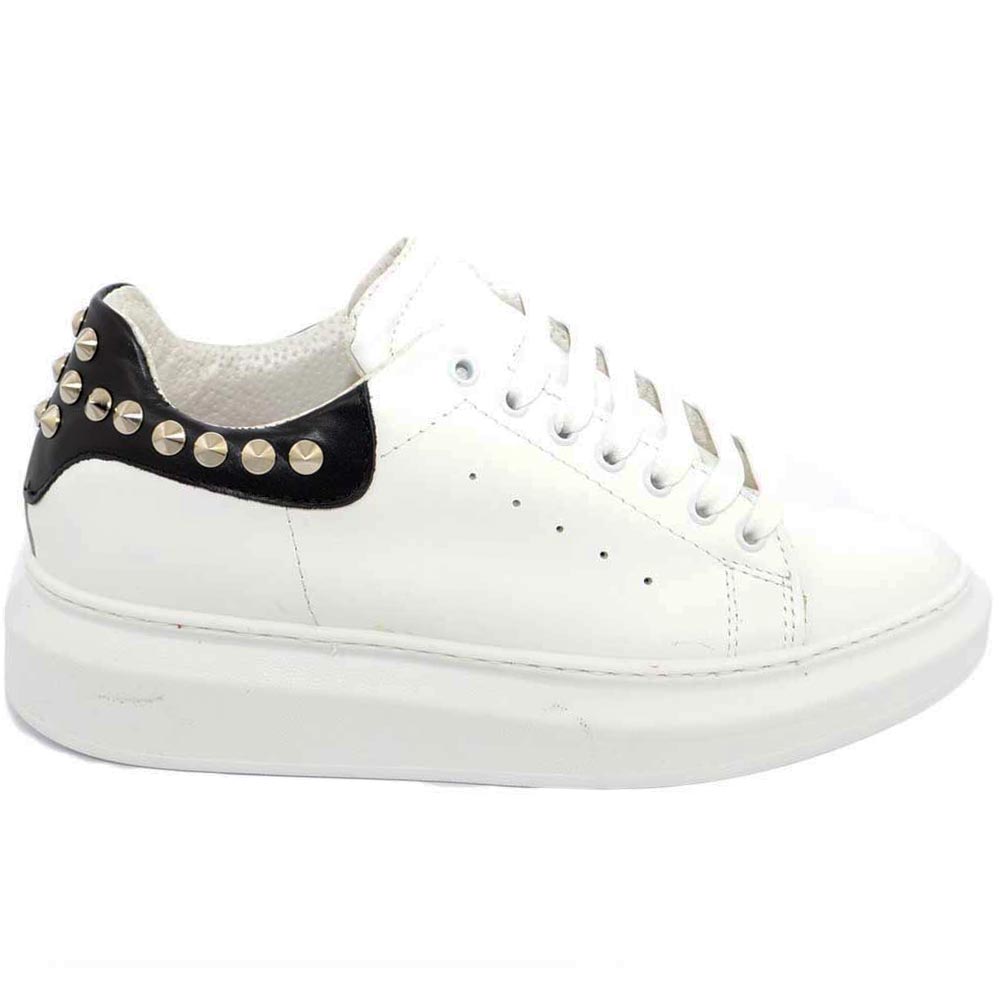 Sneakers donna bassa in vera pelle vitello bianco e fortino nero con borchie argento fondo tondo bianco moda street